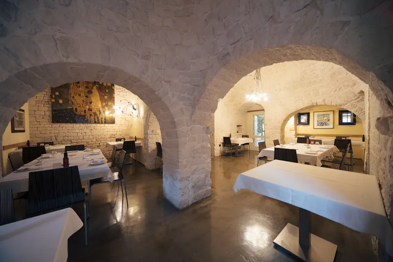 Ristorante Fidelio, Alberobello, giardino, ristorante con giardino, dehors, giardino incantato, cena all'aperto, area esterna, giardino romantico, mangiare fuori, atmosfera estiva, trulli con giardino, relax, spazio aperto, natura, Puglia all'aperto, location con giardino, veranda, giardino privato, oasi nel verde, cena sotto le stelle, ristorante tipico, cucina pugliese, Valle d'Itria, dove mangiare ad Alberobello.