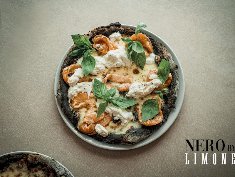 Scopri le nostre esclusive pizze gourmet dal caratteristico impasto nero al carbone vegetale!