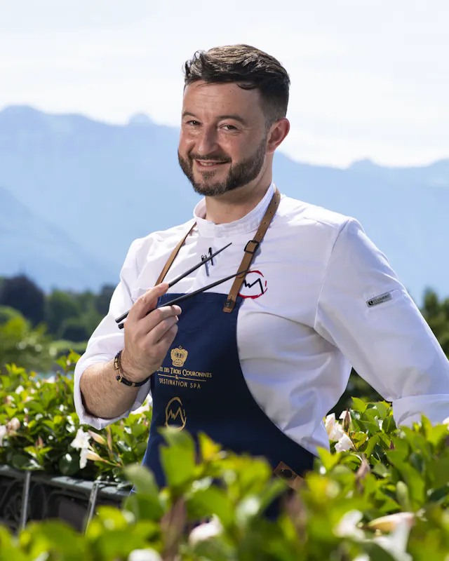 Originally from Scotland, Alastair grew up in Manchester and discovered his passion for Japanese cuisine at the age of 18. He trained with Gordon Ramsay in London at his Michelin-starred Japanese restaurant. His international career then led him to Zuma, a global reference for contemporary Japanese cuisine, where he served as executive chef.