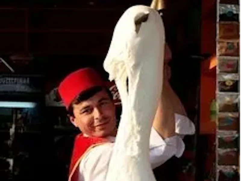Dondurma: The Stretchy Turkish Ice Cream That Defies Expectations When we think of ice cream, we imagine something smooth, soft, and melty. But Turkey’s dondurma changes all the rules.