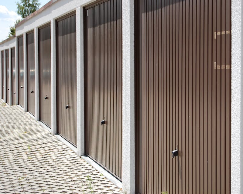 Porte basculante en aluminium ou en PVC