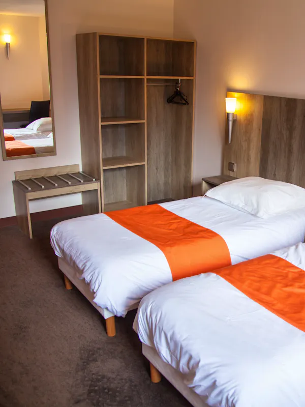 Chambre 2 personnes – 2 lits simples
Chambre confortable pour deux personnes, équipée de deux lits simples, d’une salle de bain et toilettes privatives.
Petit-déjeuner inclus.