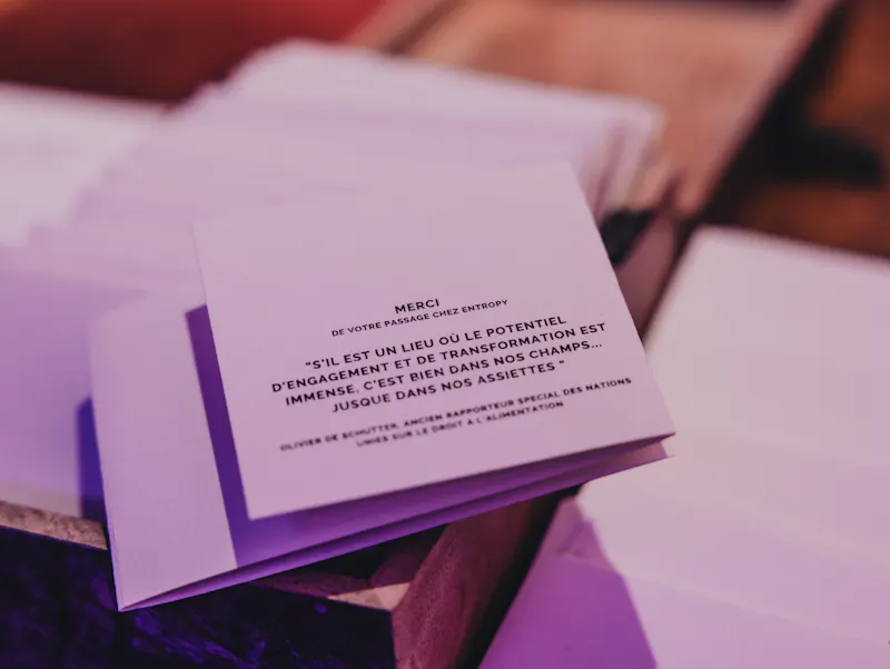 “In Brussel, een gastronomie die iedereen aanspreekt. Chef Elliott Van de Velde serveert heerlijke gerechten, afkomstig uit een gezond en duurzaam ecosysteem¨
