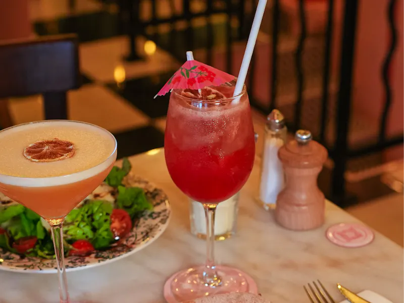 Spritz, Negroni, or Bellini: Discover your perfect Italian cocktail and experience aperitivo in Châtelet and Place d'Italie.