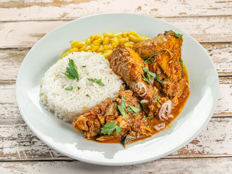 Poulet Massalé Réunionnais Un plat emblématique aux parfums d’Inde et des îles ! Morceaux de poulet mijotés lentement dans un mélange d’épices massalé (coriandre, cumin, fenugrec...), relevés d’ail, d’oignons et de gingembre. Servi avec du riz | Photo by Ogayar, on http://www.ogayar.fr