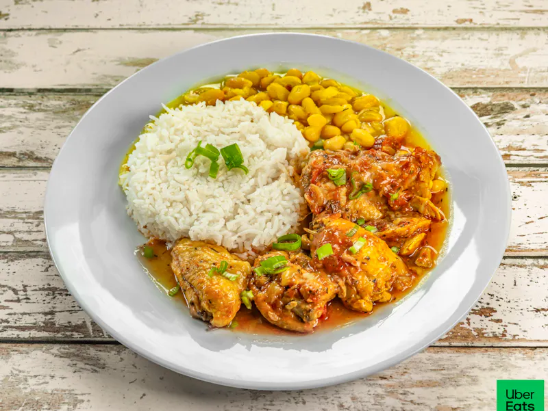 Savourez notre cari poulet traditionnel  chez Ô Gayar. Plat réunionnais maison, préparé avec des épices authentiques et disponible à emporter.