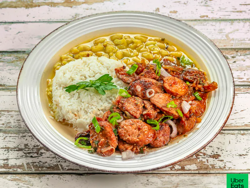 Dégustez notre rougail saucisse maison  chez Ô Gayar. Plat créole traditionnel, préparé avec des ingrédients frais et disponible à emporter.