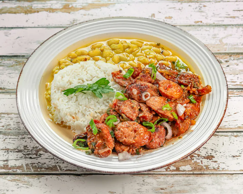 Un classique de la cuisine réunionnaise : rougail saucisse mijoté maison, servi avec du riz parfumé. Un incontournable d’Ô Gayar à Morre, près de Besançon. | Photo de Ogayar, sur http://www.ogayar.fr