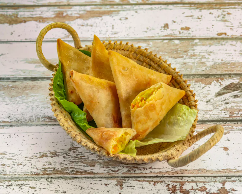 itué à Morre, à 5 minutes de Besançon
🍽️ Cuisine réunionnaise 100% maison
🔥 Épices et produits frais
🥘 Plats du jour – Portions généreuses
💛 Ambiance conviviale & service souriant | Photo de Ogayar, sur http://www.ogayar.fr