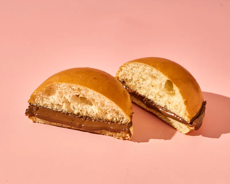 Bun au Nutella généreux, le dessert signature de Buns France : un pain brioché toasté et fourré à la célèbre pâte à tartiner