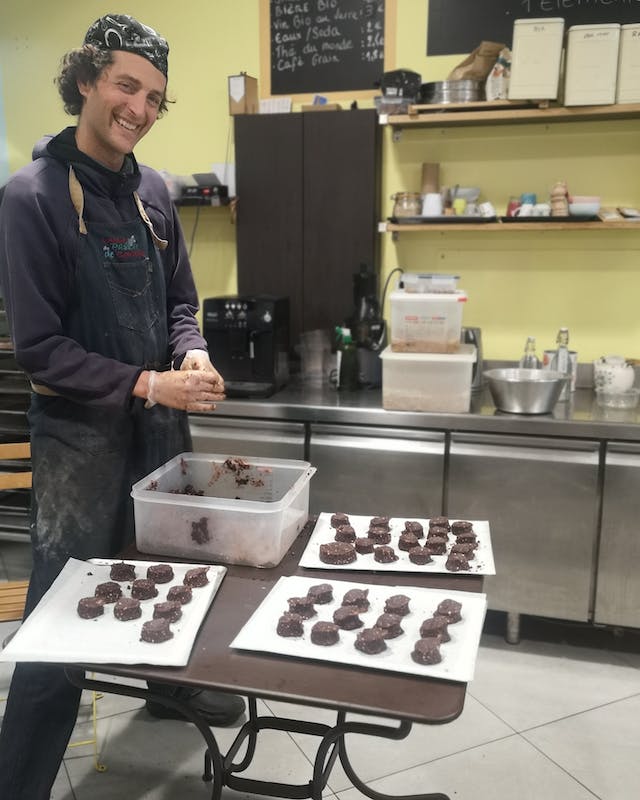 Since 2009, my passion for healthy and balanced cooking has been my driving force. As a self-taught chef, I have perfected my craft over the years, specializing in organic, plant-based, and gluten-free cuisine. Since 2018, this approach has become the core of my business.