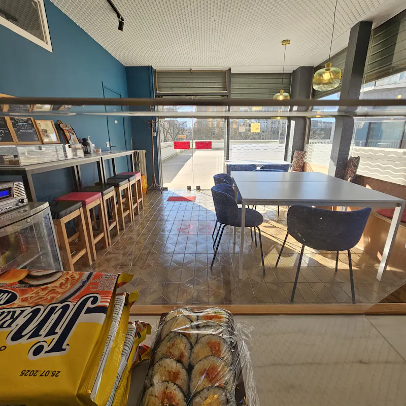 Privatize the upstairs floor of Les Quatre Saisons