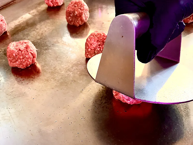 Discover the story of the smash burger, from its American origins to Paris restaurants like Buns Paris.