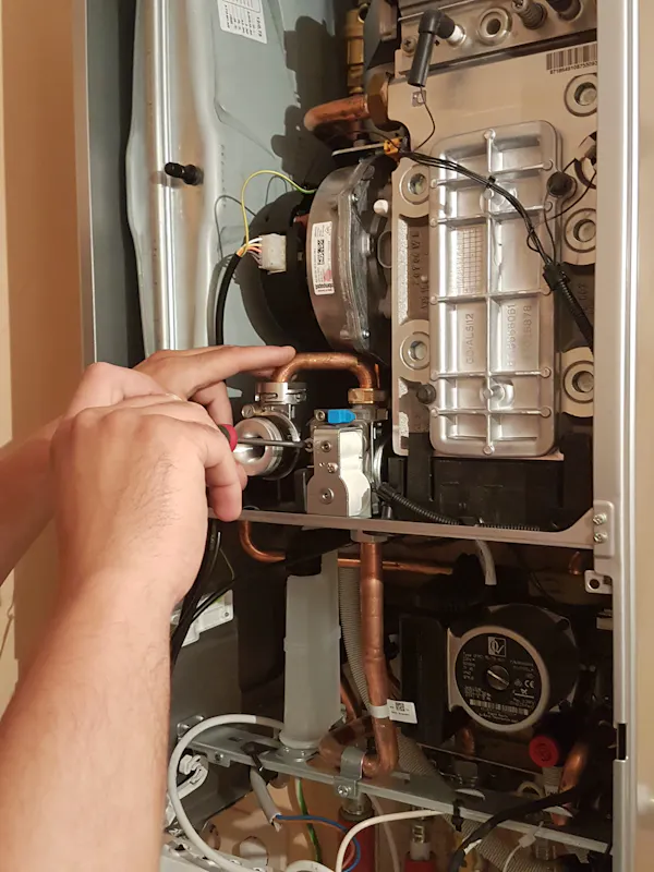 A boiler that stops working, no hot water, unstable pressure or an unusual noise?
ChauffEco provides a fast repair service in Brussels and surrounding areas.
Precise diagnosis, efficient repair, clear rates: our priority is to restore your comfort as quickly as possible.