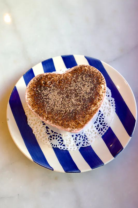 Tiramisu italien fait maison chez Ti Amo : un dessert onctueux aux couches généreuses de crème mascarpone, biscuits imbibés de café et un saupoudrage de cacao amer
