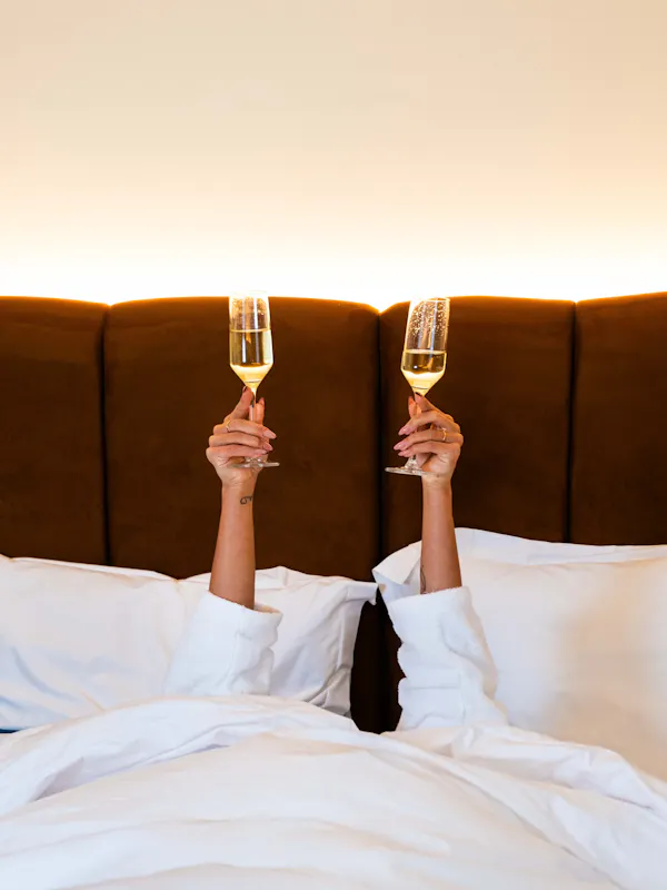 Geniet van het comfort van uw kamer met onze roomservice. Een selectie dranken is 24/7 beschikbaar en warme en koude gerechten worden de hele dag door geserveerd. Ons team is op elk moment bereikbaar via de telefoon in uw kamer.