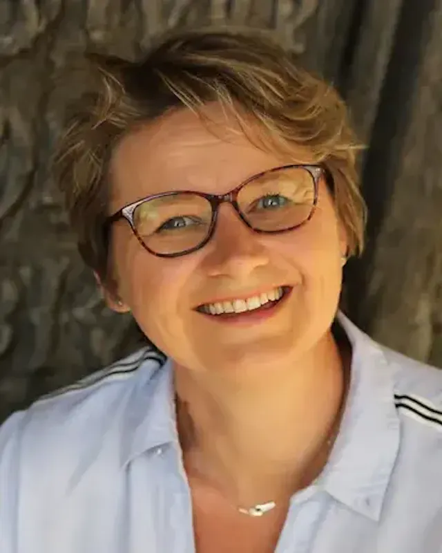 De formation basée sur le relationnel et le marketing, j'ai choisi de poursuivre mes études supérieures par une licence de sociologie option psychologie du travail. J'ai toujours été attirée par les métiers du conseil , de l'aide et de l’écoute. En effet , j'ai débuté ma carrière en tant que conseillère en insertion puis je me suis tournée vers les métiers éducatifs. En savoir plus...