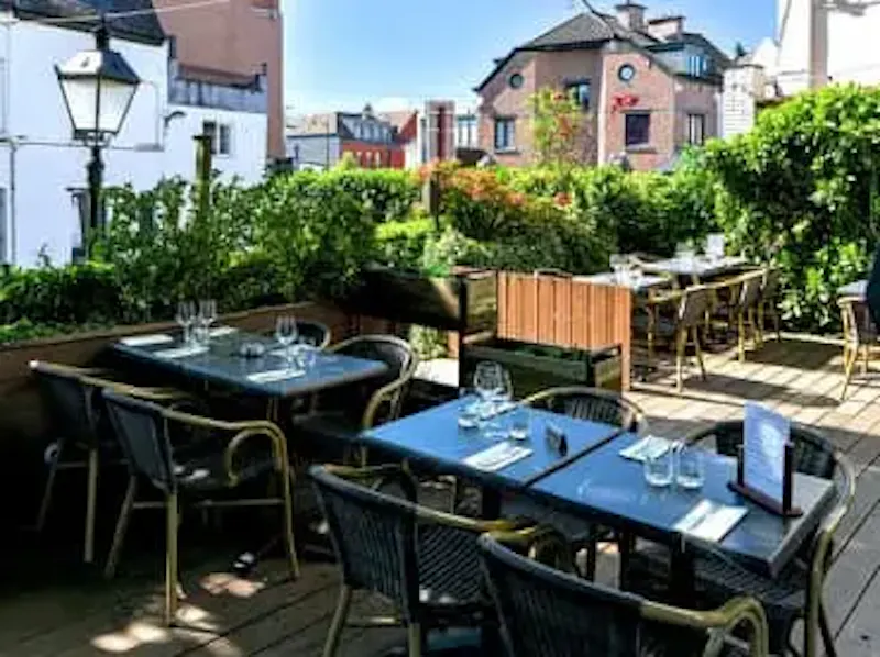 Venez découvrir notre terrasse ombragée pour un moment de détente et de plaisir !
