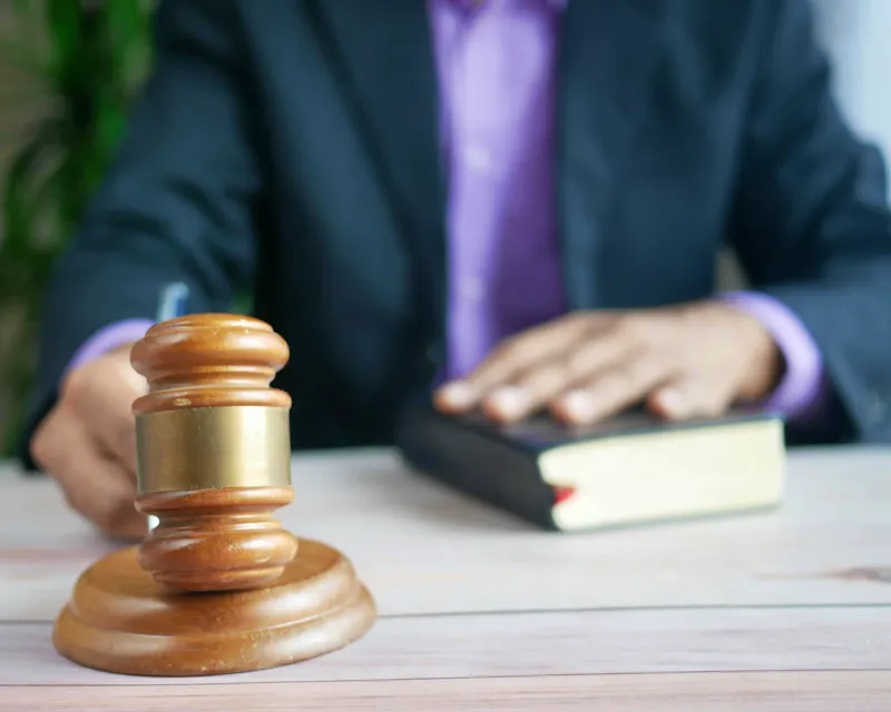 Le droit civil régit les relations entre les personnes et encadre la vie quotidienne : contrats, responsabilité, biens, obligations. Votre avocat vous accompagne pour protéger vos droits, prévenir les litiges et défendre vos intérêts en toute situation.