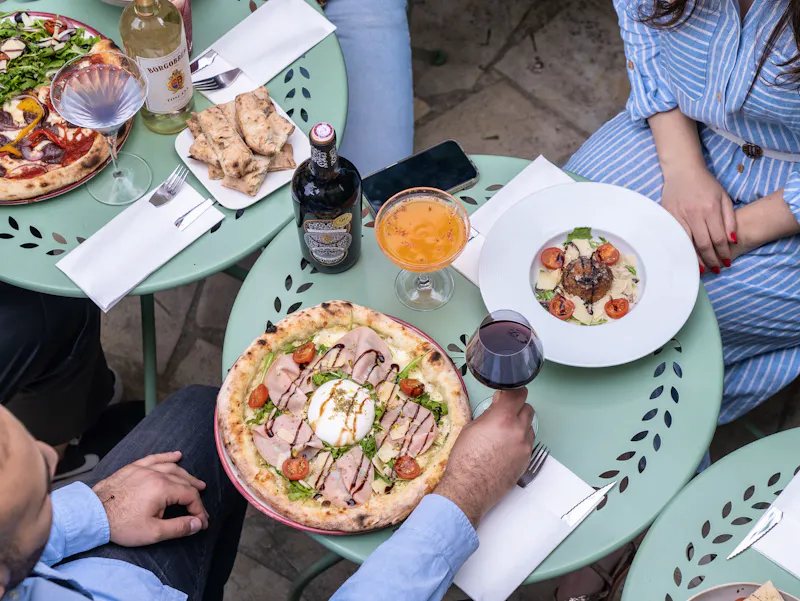 Restaurant italien Choisy-le-Roi soir pour un dîner entre amis Vous cherchez un restaurant italien Choisy-le-Roi soir ? Découvrez une adresse conviviale proche pour dîner entre amis autour d’une pizza artisanale.