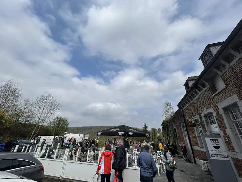Balade complice autour de l’Abbaye d’Aulne : un dimanche entre nature, patrimoine et amitié… à 4 pattes !