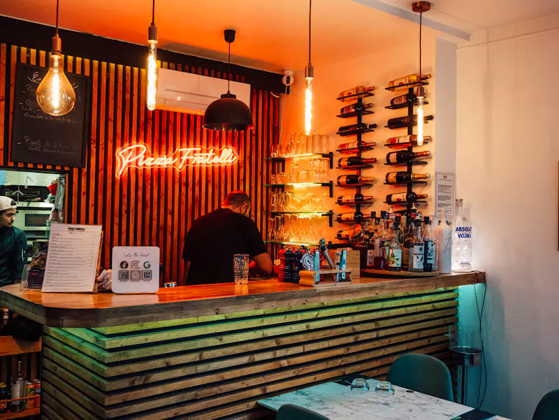 Privatisation et réservation de groupe – Restaurant italien Privatisez notre restaurant italien à Alfortville pour 15 à 25 personnes : anniversaires, matchs avec vidéo projecteur, terrasse jardin privé.
