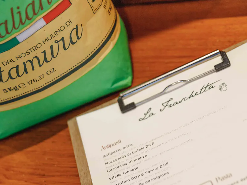 Découvrez une carte italienne authentique : pizzas, pâtes et antipasti