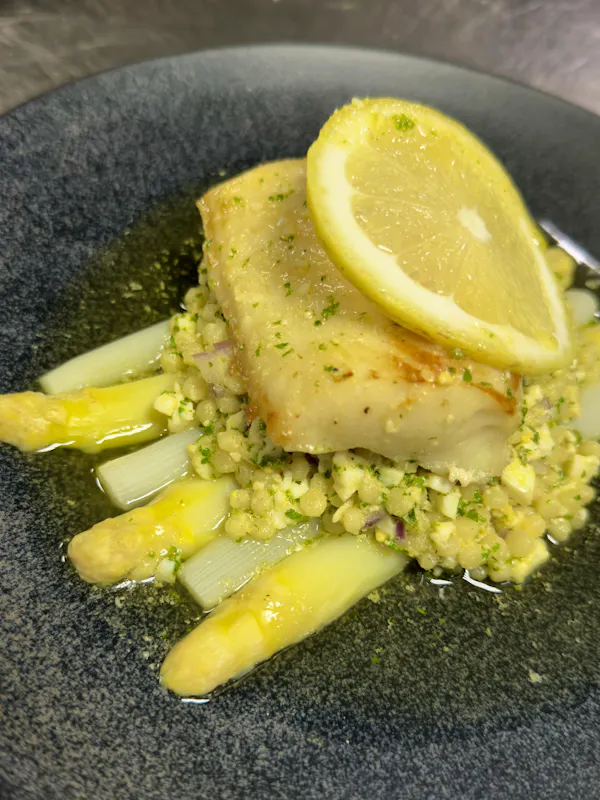 Dos de cabillaud, asperges blanches  & perles de couscous 28,50€