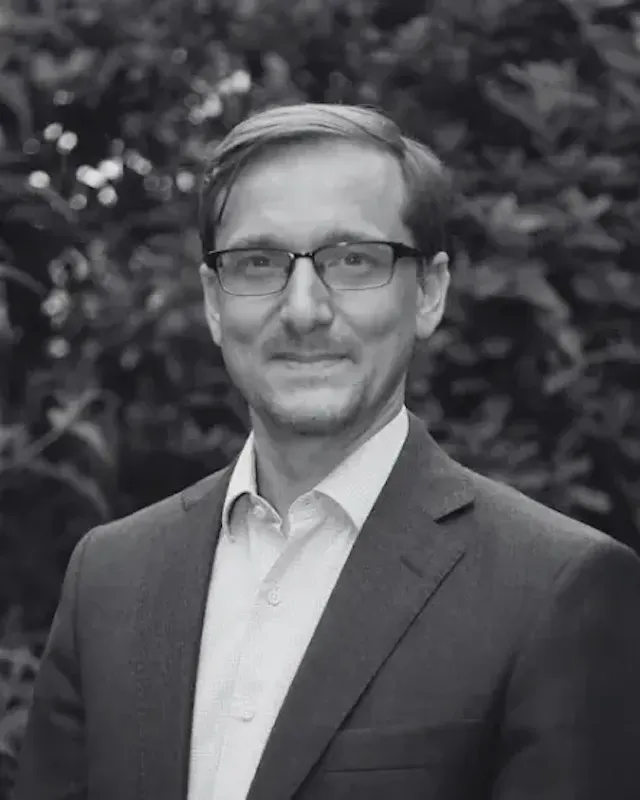 Après avoir obtenu une Maîtrise en Histoire à l’Université Paris I - Panthéon-Sorbonne, Maître Julien VILLAUME a poursuivi ses études de Droit à l’Université de Paris - Panthéon-Sorbonne et Assas. Son cursus l’a porté une année à Rome à l’Université La Sapienza (programme Erasmus-Maîtrise) et à LYON (Université Jean Moulin-Master II). Il a par la suite commencé sa carrière professionnelle à Paris.
