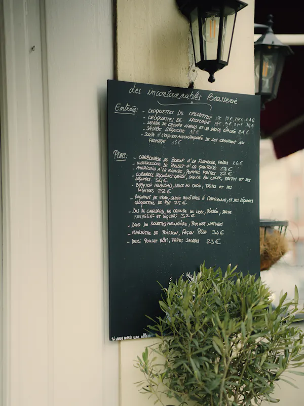 ardoise du restaurant présentant les suggestions du moment