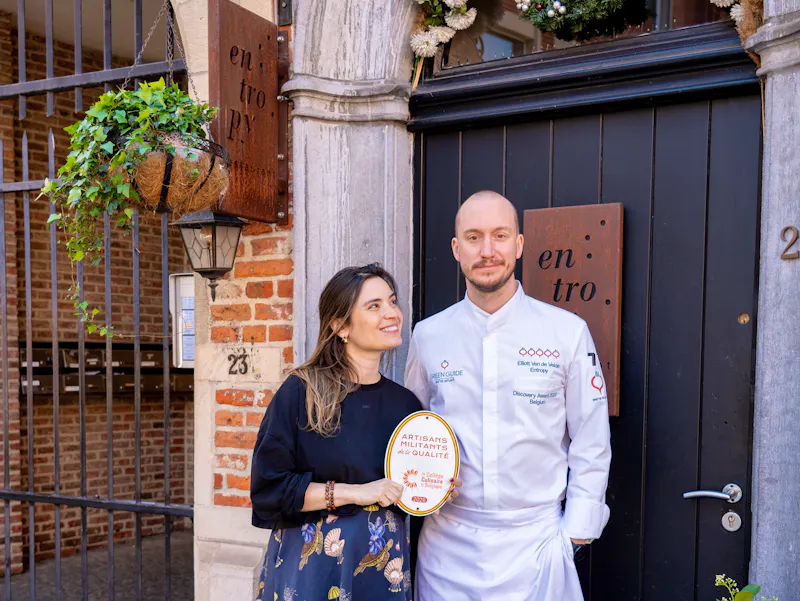 Bij Entropy ontmoet vakmanschap activisme via seizoensgebonden plantaardige keuken en bewust sourcing, voor een wendbare en geëngageerde gastronomie.
