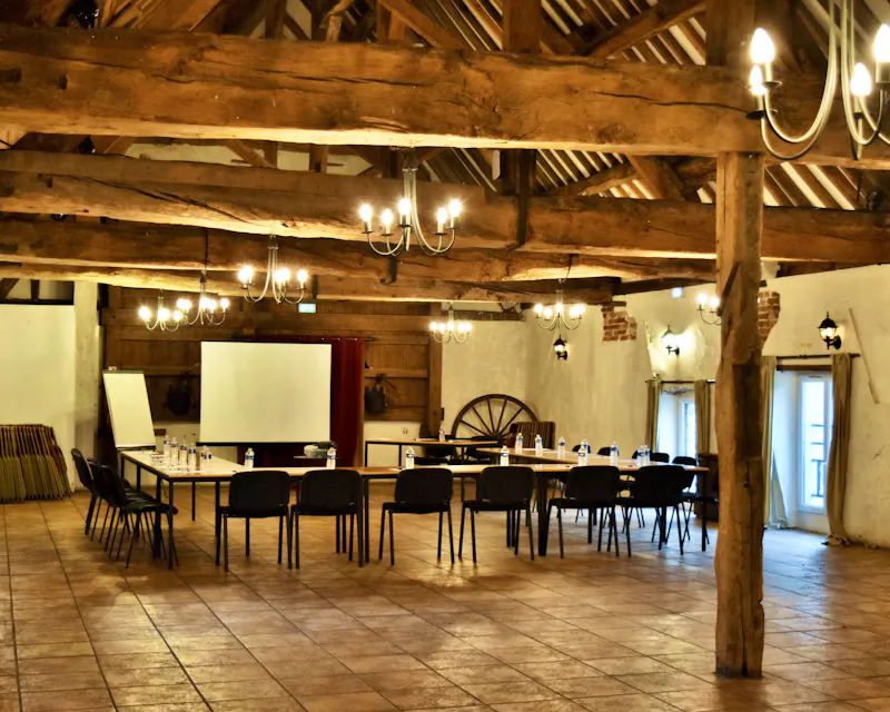 Organisez vos réunions, séminaires ou team building dans un cadre verdoyant avec salles équipées, hébergements sur place et service traiteur adaptable. Un environnement idéal pour travailler et se retrouver.