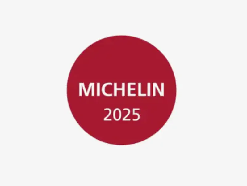 🎉 Tendez les serviettes, débouchez les flacons et affûtez les fourchettes… Le Charlu fait son entrée dans le prestigieux Guide Michelin 2025 !