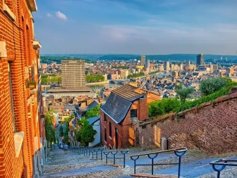 Découvrez comment notre restaurant célèbre la riche tradition gastronomique de la Cité ardente.