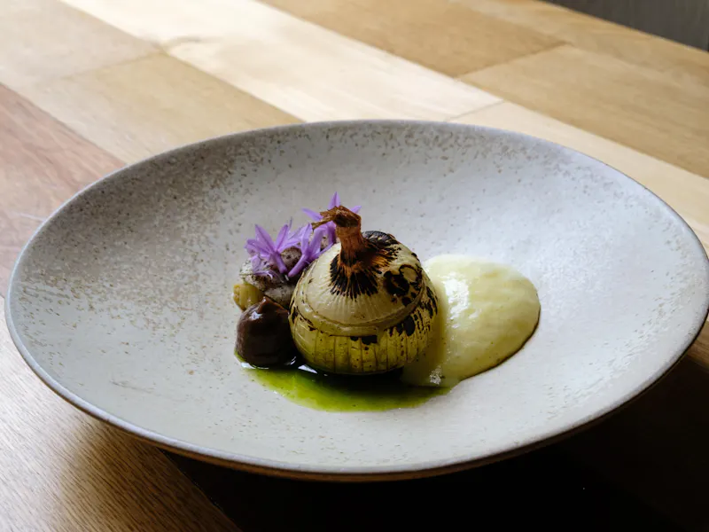 Bollen en uien in het seizoen

Prei, sjalotten en uien geven de alliums het nakijken en illustreren de seizoensgroenten van onze producenten.