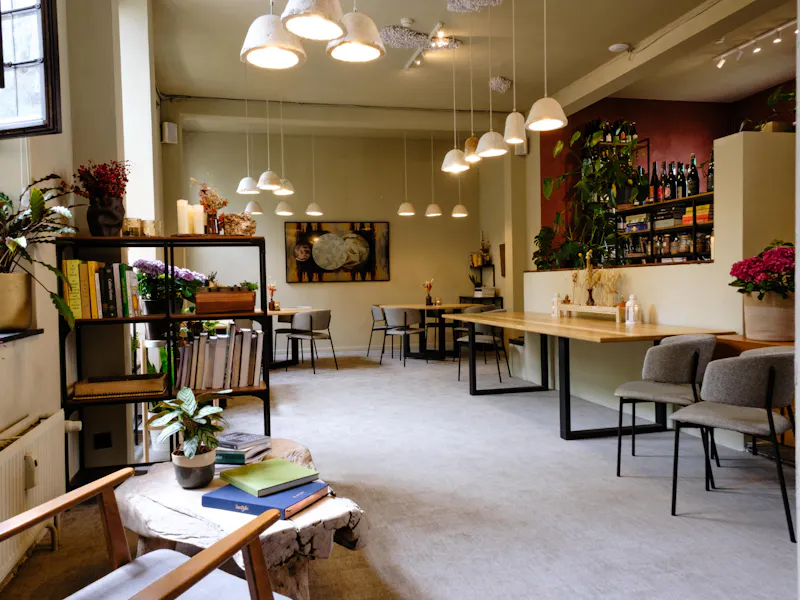 Ons restaurant met plantaardige gastronomie verwelkomt u in een ongewoon, geklasseerd kader met een stadstuin in hartje Brussel.