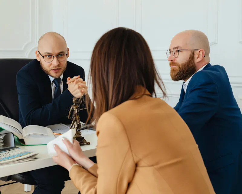 Le droit commercial et des affaires encadre les relations entre entreprises et protège vos activités économiques. Votre avocat vous accompagne dans la création, la gestion et la défense de votre entreprise, en matière de contrats, litiges commerciaux, responsabilité ou opérations commerciales.