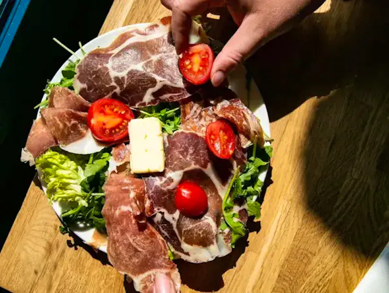 Planche d'Affettato misto chez Ti Amo Châtelet : un assortiment généreux de charcuteries italiennes comprenant du jambon de Parme affiné, de la bresaola, du jambon blanc et du salami piquant. L'entrée idéale à partager entre amis au centre de Paris.