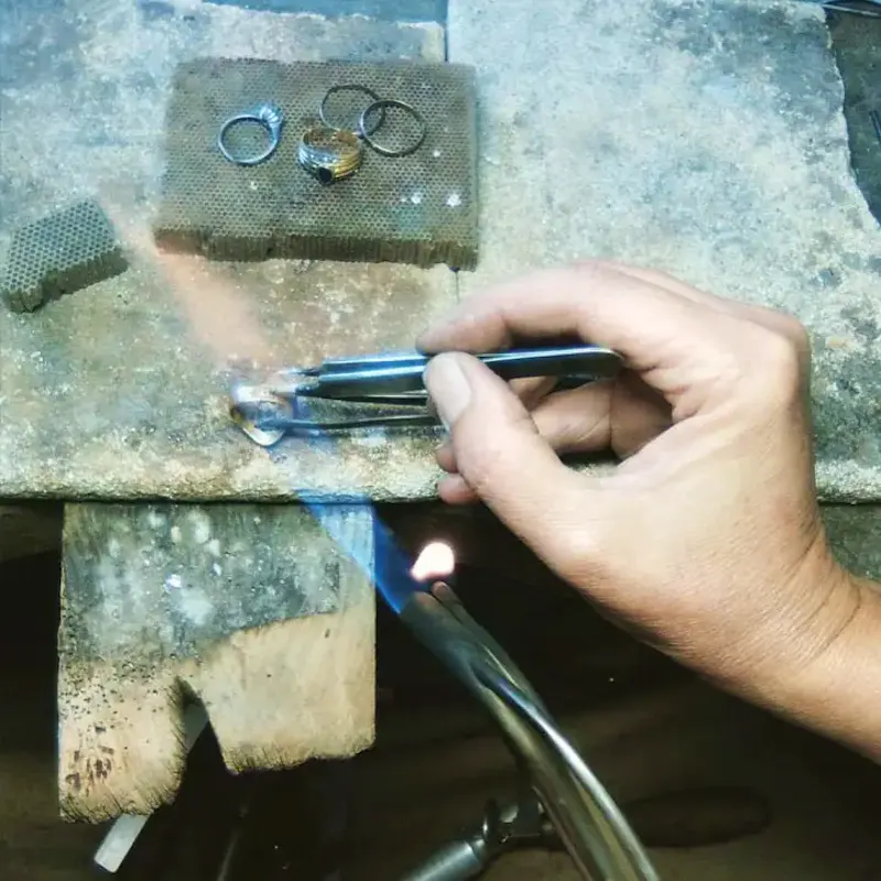 Notre atelier réalise toute réparation et entretien de vos bijoux or, argent : Soudure, mise à mesure de bagues, enfilage de perles, sertissage de pierres, nettoyage, polissage…