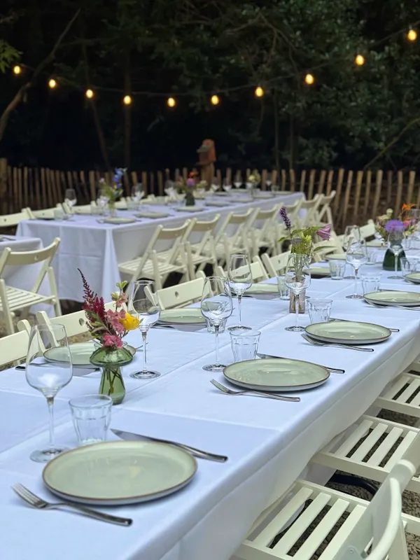 Notre espace peut être privatisé en dehors de nos heures d’ouverture pour accueillir vos événements privés ou professionnels (dîner d'anniversaire, walking dinner, réception corporate, team building, …) de 20 à 150 personnes.