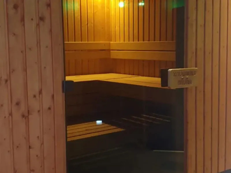 Découvrez le Spa des Hussards, l'oasis de bien-être au cœur de l'Hôtel Le Pont Napoléon. 
Votre relaxation, notre priorité.