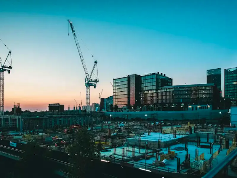 Construction delays in Belgium: recent case law on contracts, penalties and liability in Belgium and France explained clearly.