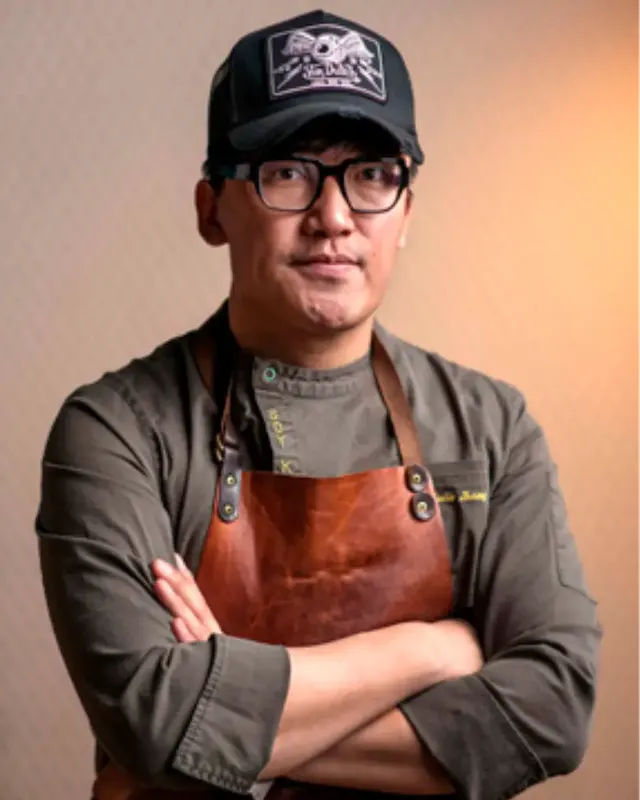 El restaurante de cocina china de autor Soy Sohho, es un ambicioso proyecto de Julio Zhang, chef de nacionalidad China, afincado en Madrid, y que actualmente dirige con éxito los restaurantes Soy Kitchen.

Este proyecto es fruto de la inquietud culinaria de Julio Zhang y de su deseo de crear un nuevo concepto de establecimiento de hostelería en Madrid, esto es, un restaurante de cocina china refinada enfocado, principalmente, a los pedidos a domicilio y para llevar.

 No obstante, también será posible la degustación de sus platos en nuestro primer establecimiento de Soy Sohho, ubicado en calle Ayala, 87.