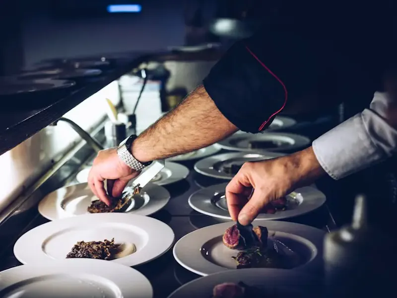 person preparing cooked dish | Foto de Fabrizio Magoni, en https://unsplash.com/@fabmag?utm_source=centralapp&utm_medium=referral