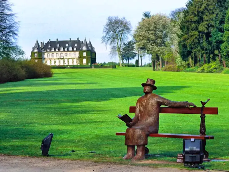 Une escapade entre Culture et Gourmandise L'Homme Bleu à Ittre offre une terrasse ombragée près du château et de ses sculptures. Savourez nos sardines Rödel et notre terroir. Réservez vite !