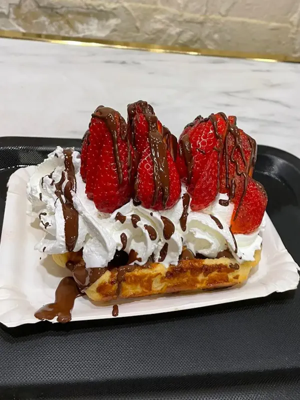 Gaufre liégeoise, chantilly, fraises fraîches, chocolat fondu Gaufre liégeoise, chantilly, fraises fraîches, chocolat fondu