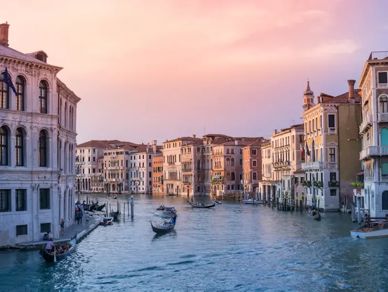 photo of gondolas on body of water between buildings | Photo de Rebe Adelaida, sur https://unsplash.com/@rrebba?utm_source=centralapp&utm_medium=referral