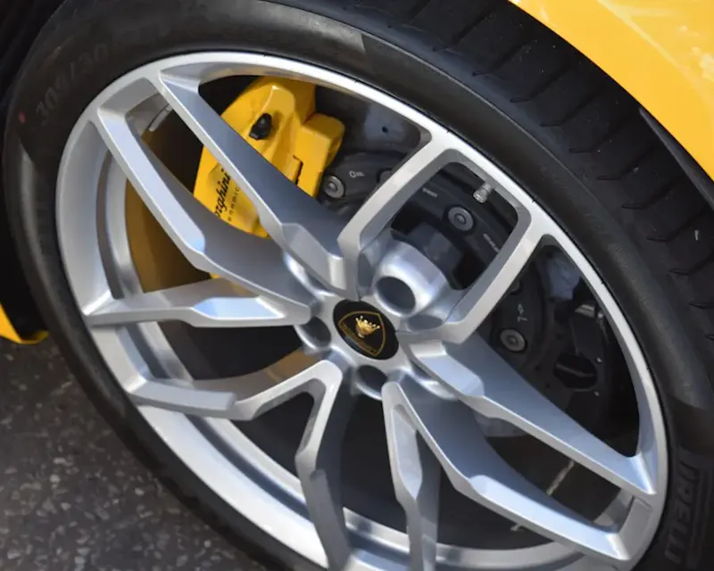 Nous vous proposons une gamme complète de pneus de haute qualité : Services de montage, permutation et gardiennage pour assurer une performance optimale toute l'année. 🚙❄️🌞