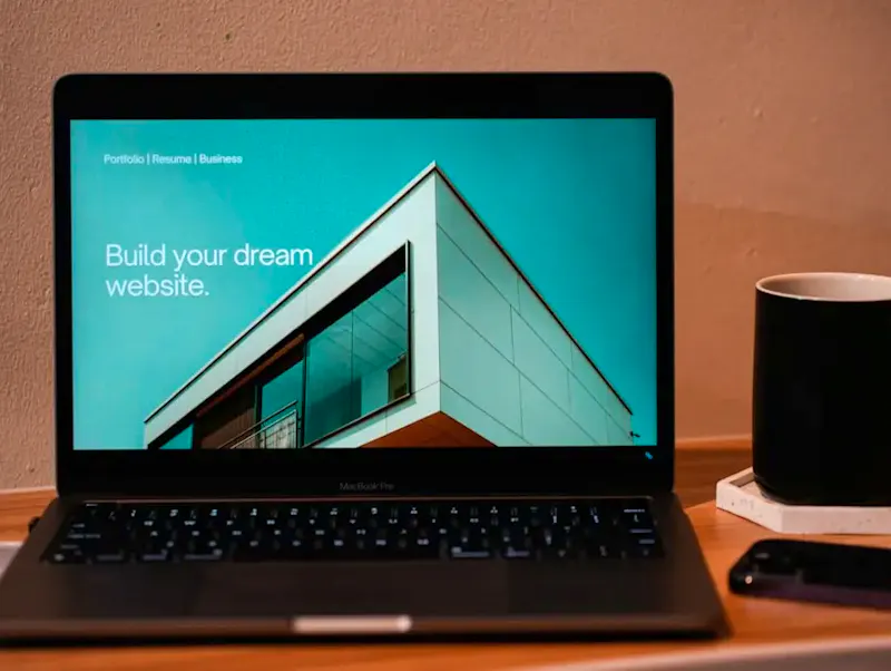 a laptop computer sitting on top of a wooden desk | Photo de Carriza Maiquez, sur https://unsplash.com/@carzmaiquez?utm_source=centralapp&utm_medium=referral