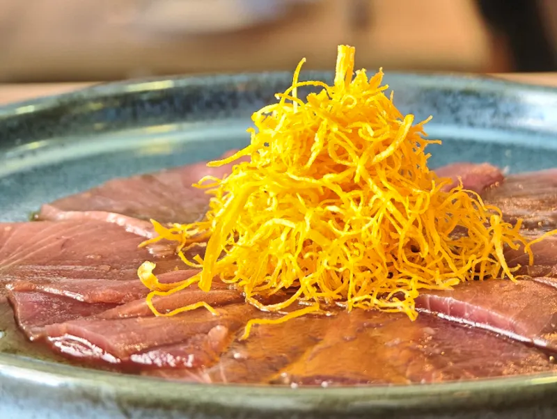 Preparación japonesa de sashimi donde el atún rojo en su parte magra (akami) se corta en láminas extremadamente finas mediante la técnica Usuzukuri.